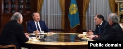Президент Казахстана Нурсултан Назарбаев (второй слева), писатель Бексултан Нуржекеев (второй справа), Дулат Исабеков (слева) и Смагул Елубай (справа). Астана, 20 апреля 2017 года.