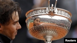 Испанец Рафаэль Надаль одержал свою седьиую победу на Открытом чемпионате Франции по теннису. 11 июня 2012 г