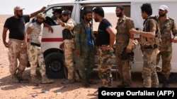 Një grup i forcave siriane në periferi të qytetiti Deir al-Zour