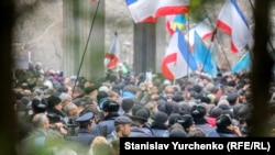 Мітинг під стінами кримського парламенту, 26 лютого 2014 року