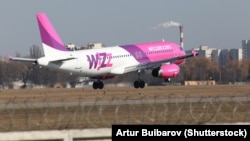 Самалёт Wizz Air Airbus прызямляецца ў міжнародным аэрапорце Жуляны ў Кіеве ©Shutterstock