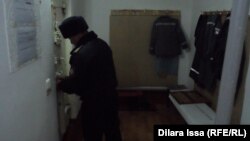Охранник закрывает дверь камеры. Шымкент, 27 октября 2015 года. 