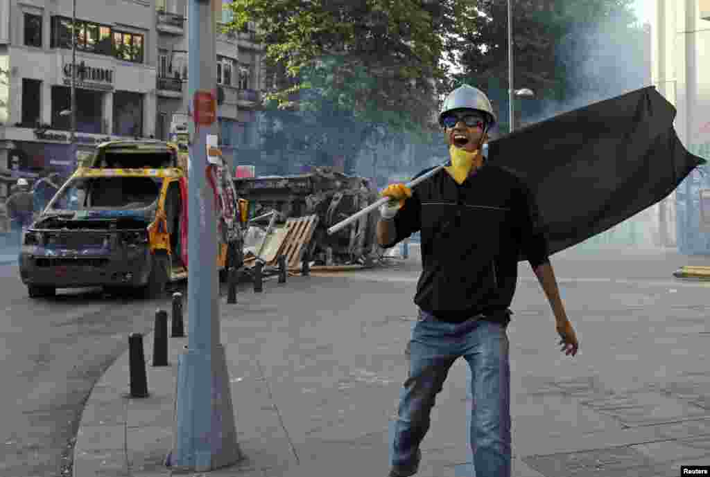 Під час сутичок на площі Таксім і в околицях, 11 червня 2013 року