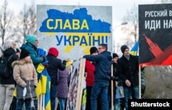 Pancartă cu mesajul „Slava Ukraini” în tipul unui protest față de invadarea Ucrainei desfășurat în Letonia, în 2 martie.