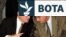 Arkitekti i Marrëveshjeve të Dejtonit për Paqe, Richard Holbrooke (majtas), duke biseduar me kreun e misionit të OSBE-së në Bosnje e Hercegovinë, Carl Bildt. Sarajevë, shtator 1996.