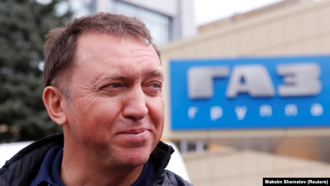 Олег Дерипаска возле головного офиса Горьковского автомобильного завода в Нижнем Новгороде, 16 апреля 2019 года