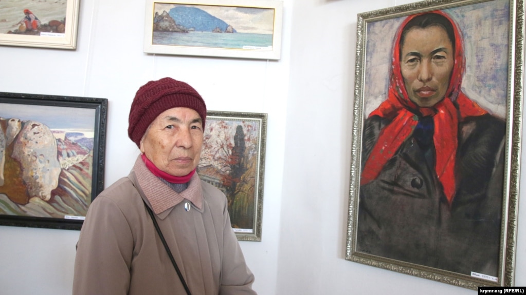 Айше Сейтмуратова рядом с ее портретом, Симферополь, 2015 год