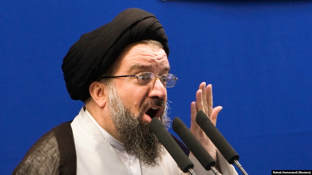 احمد خاتمی، بهدلیل اظهارنظرهای تند در حمایت از رهبر جمهوری اسلامی و انتقاد از مخالفان نظام، بهعنوان یک روحانی «تندرو» شناخته میشود.