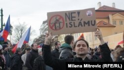 Pragada bosgunlaryň gelmegine we musulmanlara garşy protest geçirýän adamlar.