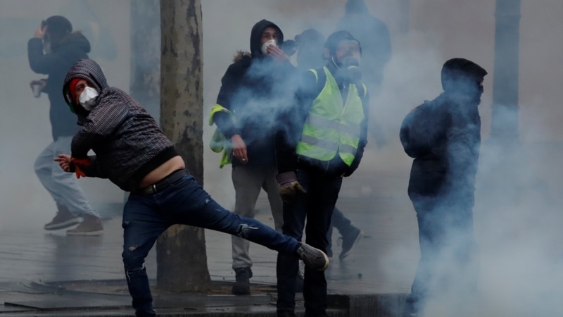 Судири меѓу полицијата и „Жолтите елеци“ во Париз
