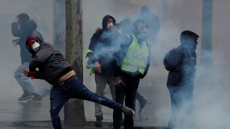 Žuti prsluci u Parizu, šok bomba povrijedila demonstranta