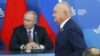Dmitri Kiselyov (sağda)və Vladimir Putin