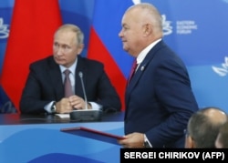 Глава медиахолдинга "Россия сегодня" Дмитрий Киселев и Владимир Путин на Дальневосточном экономическом форуме, сентябрь 2018 года