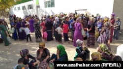 People line up in front of a Turkmen state grocery store to buy cooking oil. (file photo)