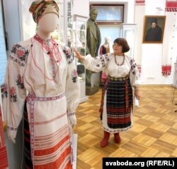 Галіна Безбародка расказвае пра косаўскую кераміку. Майстрыха ў старажытным строі, якому ўжо больш за стагодзьдзе