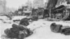 Тіла радянських військових і підбита техніка після розгромного нападу фінів на колону Червоної армії на Раатській дорозі в січні 1940 року