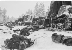 დაღუპული საბჭოთა ჯარისკაცები საბჭოთა კოლონაზე ფინელების გამანადგურებელი თავდასხმის შემდეგ 1940 წლის იანვარში.