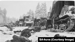 Тела советских солдат и военная техника после атаки финнов на колонну Красной армии. Раатская дорога. Финляндия. Январь 1940 года