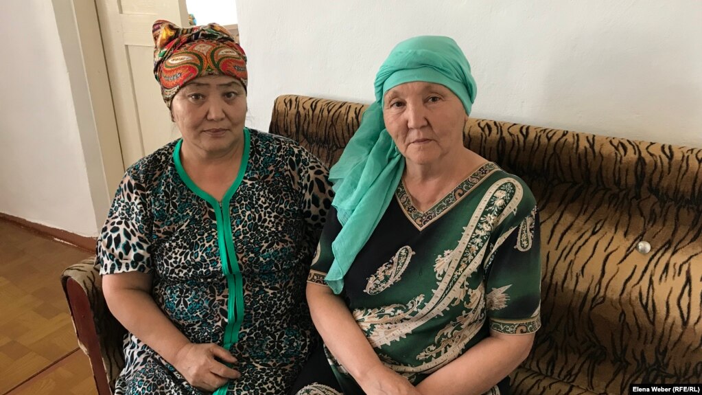 Сестры убитого активиста Галы Бактыбаева. Зауре Бактыбаева (справа) была признана представителем потерпевшей стороны. Карагандинская область, май 2019 года