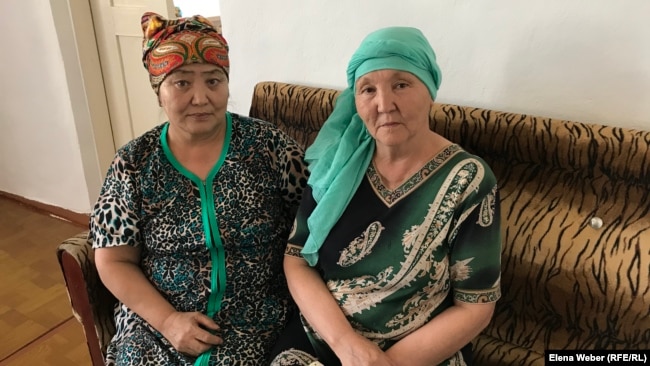 Сестры убитого активиста Галы Бактыбаева. Зауре Бактыбаева (справа) выступала как представитель потерпевшей стороны.