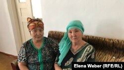 Сестры убитого активиста Галы Бактыбаева. Зауре Бактыбаева (справа) признана представителем потерпевшей стороны. Карагандинская область, май 2019 года.