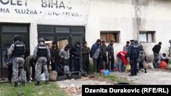 Policija USK premješta migrante iz Bihaća u novi kamp Lipa, 21 april 2020.