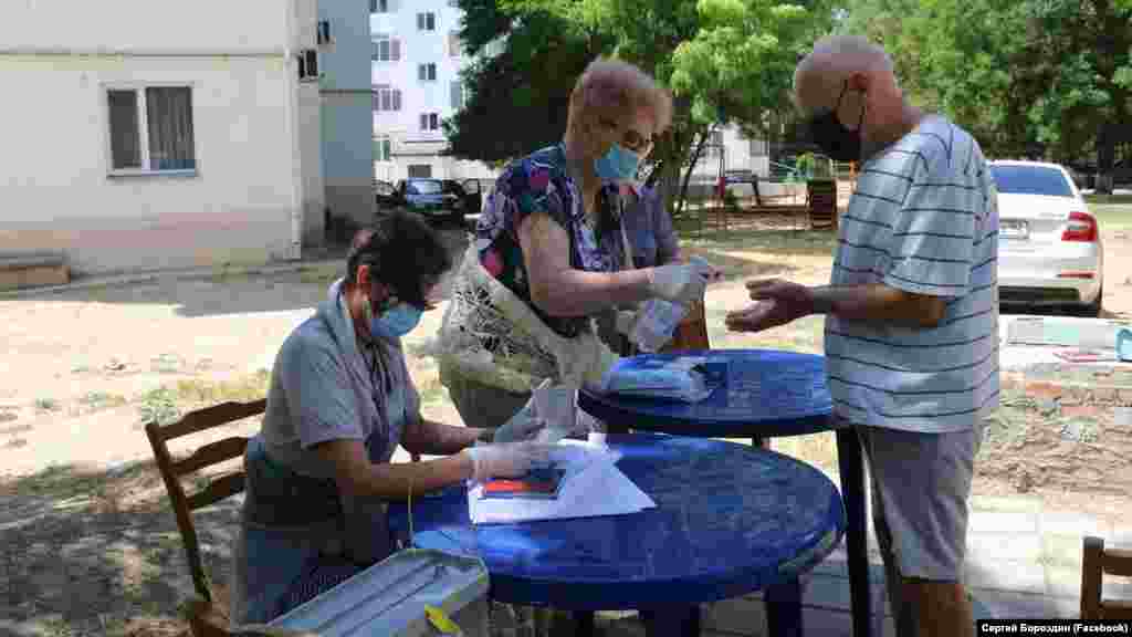 На одній з виборчих дільниць у Керчі проводять дезінфекцію рук
