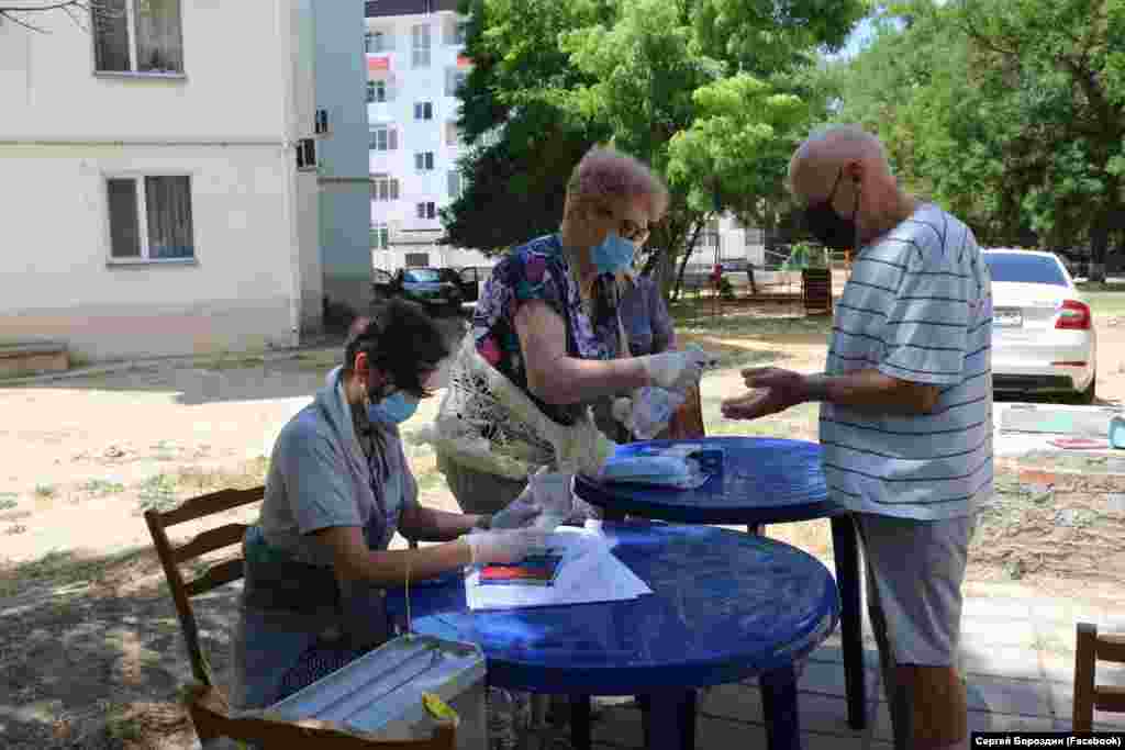 Дезинфекция рук перед голосованием в аннексированном Россией Крыму. Керчь, 25 июня.