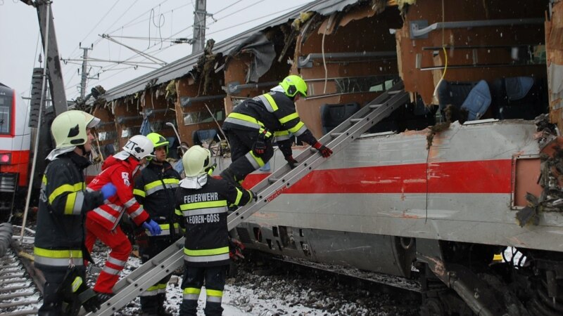 Најмалку еден загинат во судир на возови во Австрија