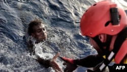 Un migrant salvat în coastele Libiei, octombrie 2016