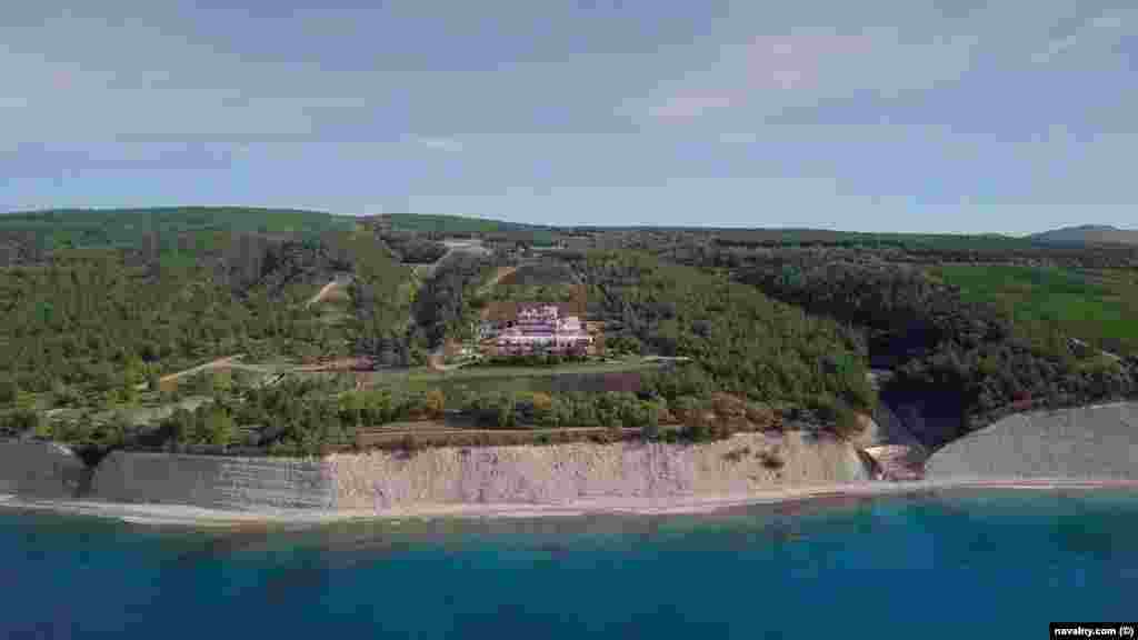 Ten kilometers down the coast from the palace is this vineyard, with a sprawling chateau allegedly owned by people with close links to Putin.&nbsp; &nbsp;