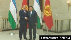 Ўзбекистон бош вазири Абдулла Арипов (чапда) Қирғизистон бош вазири Сўўрўнбай Жээнбеков билан.