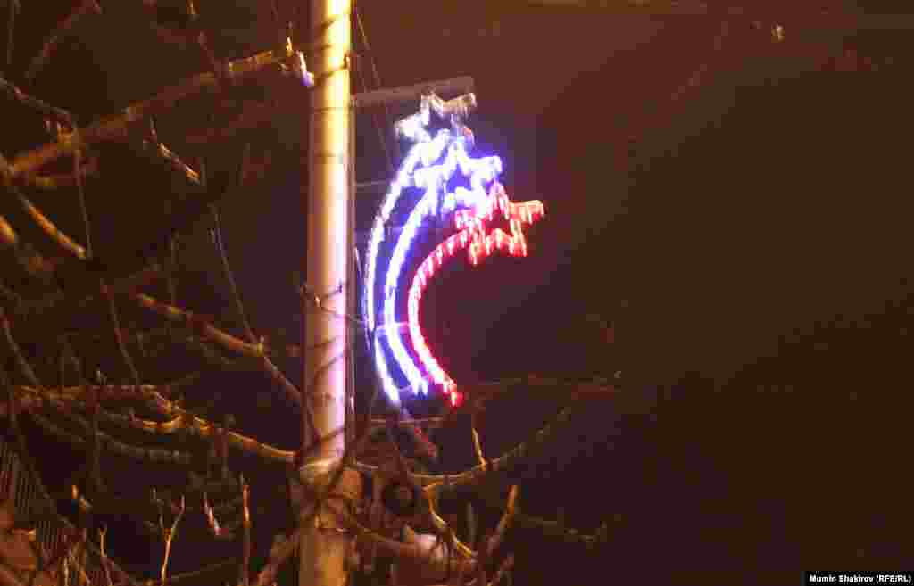 Севастополь. Новогодняя иллюминация в цветах российского триколора.
