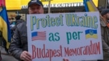 «Підтримайте Україну, згідно з Будапештським меморандумом» – написано на плакаті активіста на зібранні в підтримку України в США, 5 березня 2022 року