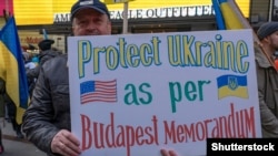 «Підтримайте Україну, згідно з Будапештським меморандумом» – написано на плакаті активіста на зібранні в підтримку України в США, 5 березня 2022 року