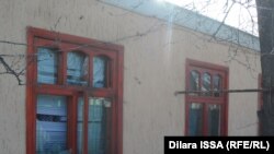 Разбитые окна в доме, где, как говорят сельчане, жил подозреваемый в убийстве вместе со своими родственниками. Жамбылская область, 18 февраля 2016 года.