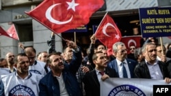 Ресей консулдығы алдына жиылған Түркияның наразы азаматтары. Стамбул, 24 қараша 2015 жыл. 