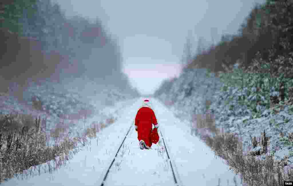 Father Frost carries a bag of presents in a forest in Russia's Kostroma region. (TASS/Vladimir Smirnov)