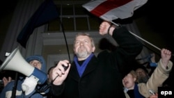 Аляксандар Мілінкевіч на мітынгу ў Менску, 2 сакавіка 2006 