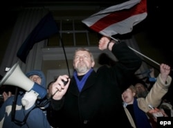 Аляксандар Мілінкевіч на перадвыбарчым мітынгу ў Менску. Сакавік 2006