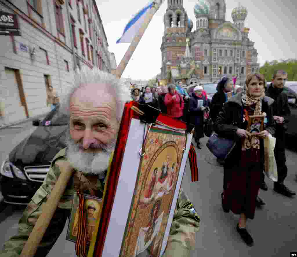 Russian believers take part in a religious rally in commemoration of birthday of the last Russian tsar, Nikolai II, in downtown St. Petersburg. (epa/Anatoly Maltsev)