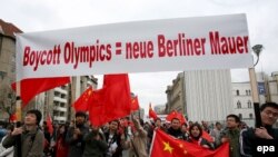 Protestatari chinezi țin un banner pe care scrie „Boicotați Jocurile Olimpice = noul zid din Berlin”, 19 aprilie 2008.