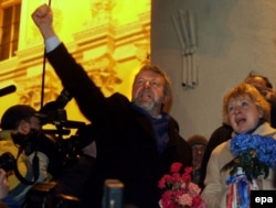 Аляксандар Мілінкевіч з Інай Кулей на прыступках палаца культуры Прафсаюзаў. Вечар 19 сакавіка 2006 году