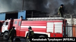 Пожарные на охваченном огнем рынке. Алматы, 17 ноября 2013 года.