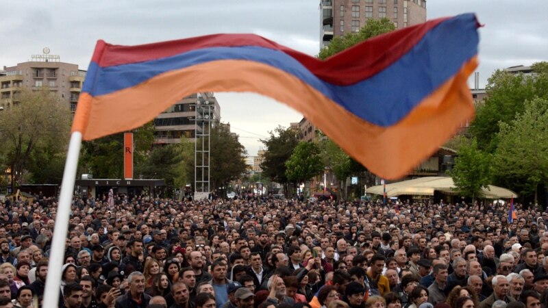 Армения: миңдеген адам Саргсянга каршы көтөрүлдү