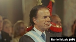 کارلوس منم، سیاستمدار بلندپایه و رئیس‌جمهوری سابق آرژانتین در فاصله سال‌های ۱۹۸۹ تا ۱۹۹۹