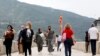 Луѓе со заштитни маски поради Ковид-19 на Камени мост во Скопје