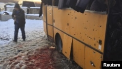Пассажирский автобус после попадания снаряда