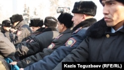 Митингіні бақылап тұрған полиция. Алматы, 28 қаңтар, 2012 жыл.