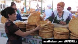 Türkmenistanyň Türkmenabat şäherindäki söwda bazarynda elde bişirilen çörekleriň satylýan bölegi. Maý, 2012.